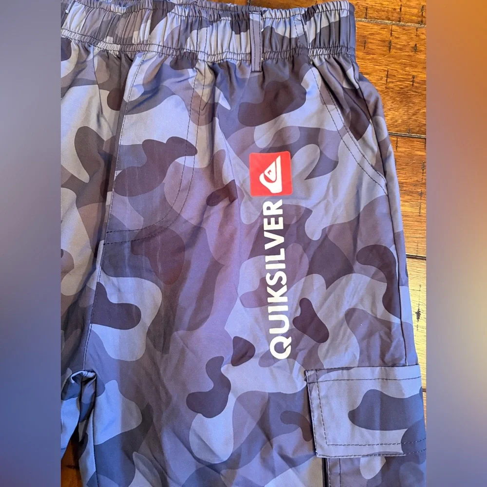 Quiksilver Men's Gray & Black Camo Cargo Shorts Medium